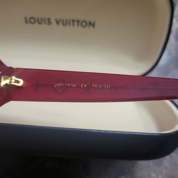 Red sparkle Louis Vuitton sunglasses with the gold symbols on both arms. - Picture 5 of 5